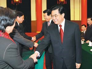 胡锦涛等领导人分别看望政协委员并参加讨论