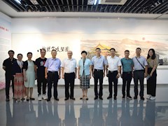 自治区人大常委会副主任杨静华到m88明昇参观脱贫攻坚百米长卷《八桂脱贫攻坚图》画展