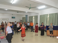 离退处举办“以歌怡情 舒展情怀”——“五一”国际劳动节 K 歌活动