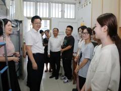 学校领导亲切慰问2025级新生